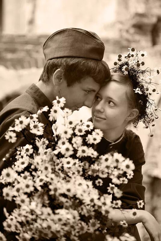 Мужчина вернулся с войны. Влюбленные на войне. Солдат с цветами. Любовь в военные годы. Пары в военные годы.