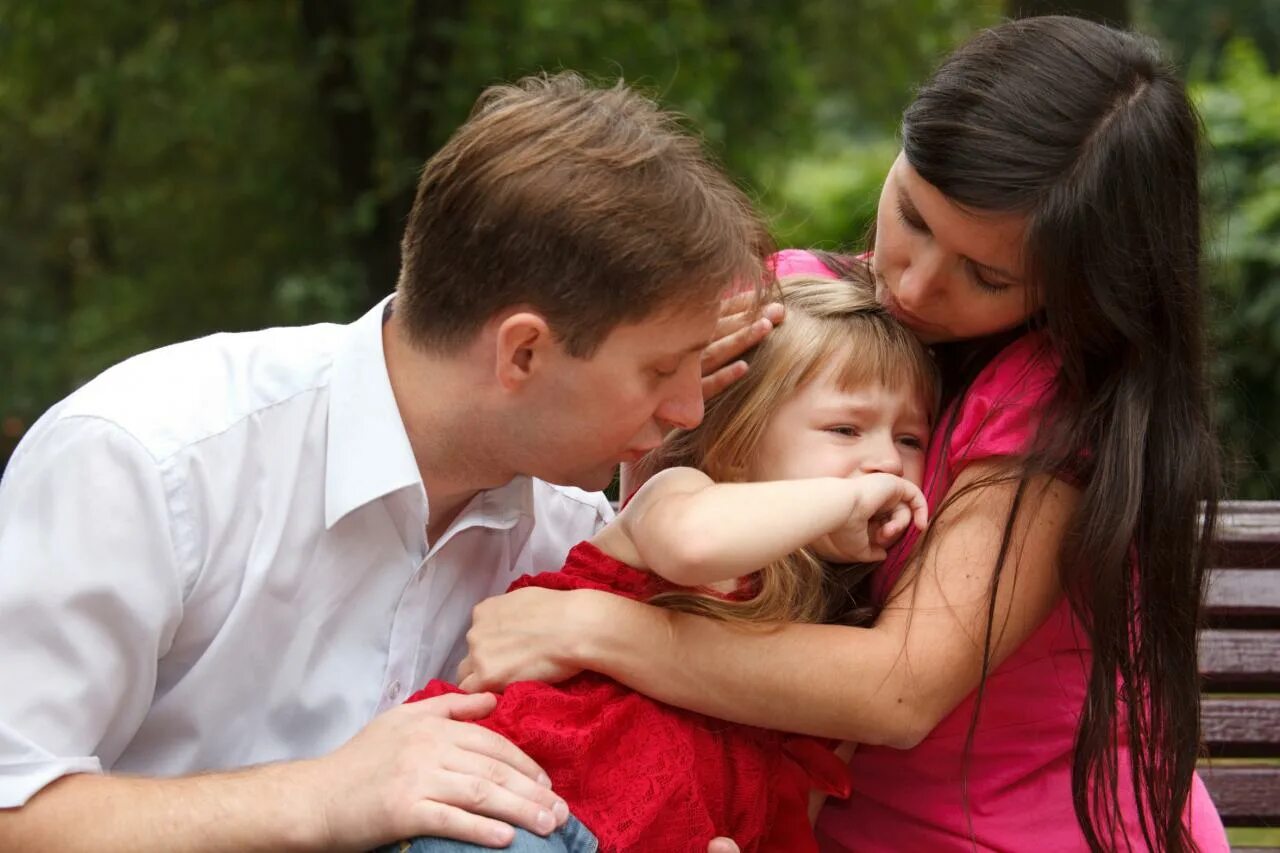 Папа успокаивает плачущего ребенка. Отец жалеет ребенка. Мужчина с ребенком. Отец жалеет ребенка. Рука ребенка и взрослого.