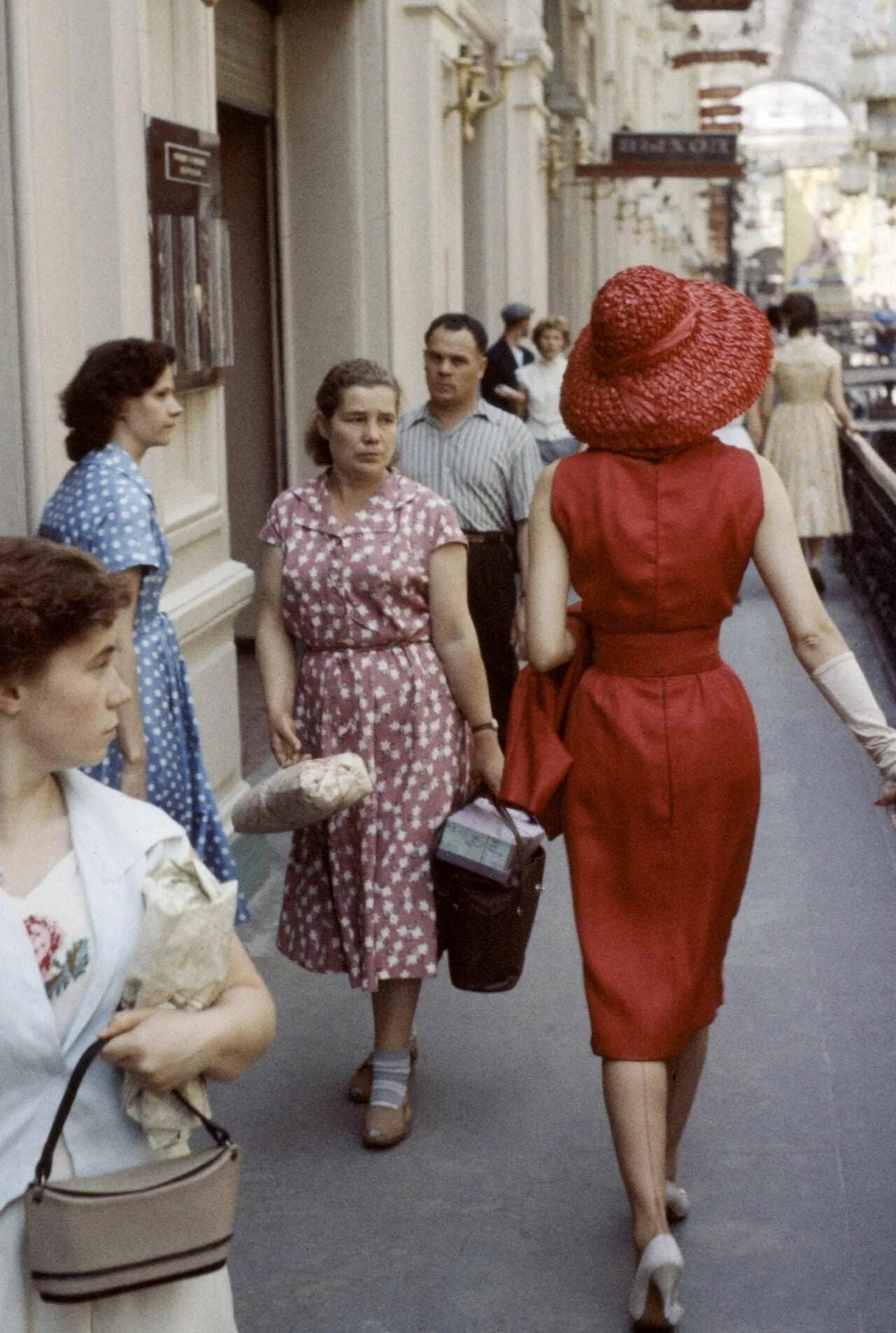 Платья советских времен. Кристиан диор в Москве 1959. Показ диор в Москве 1959. Кристиан диор в ГУМЕ 1959. Модели Кристиан диор в Советской Москве.