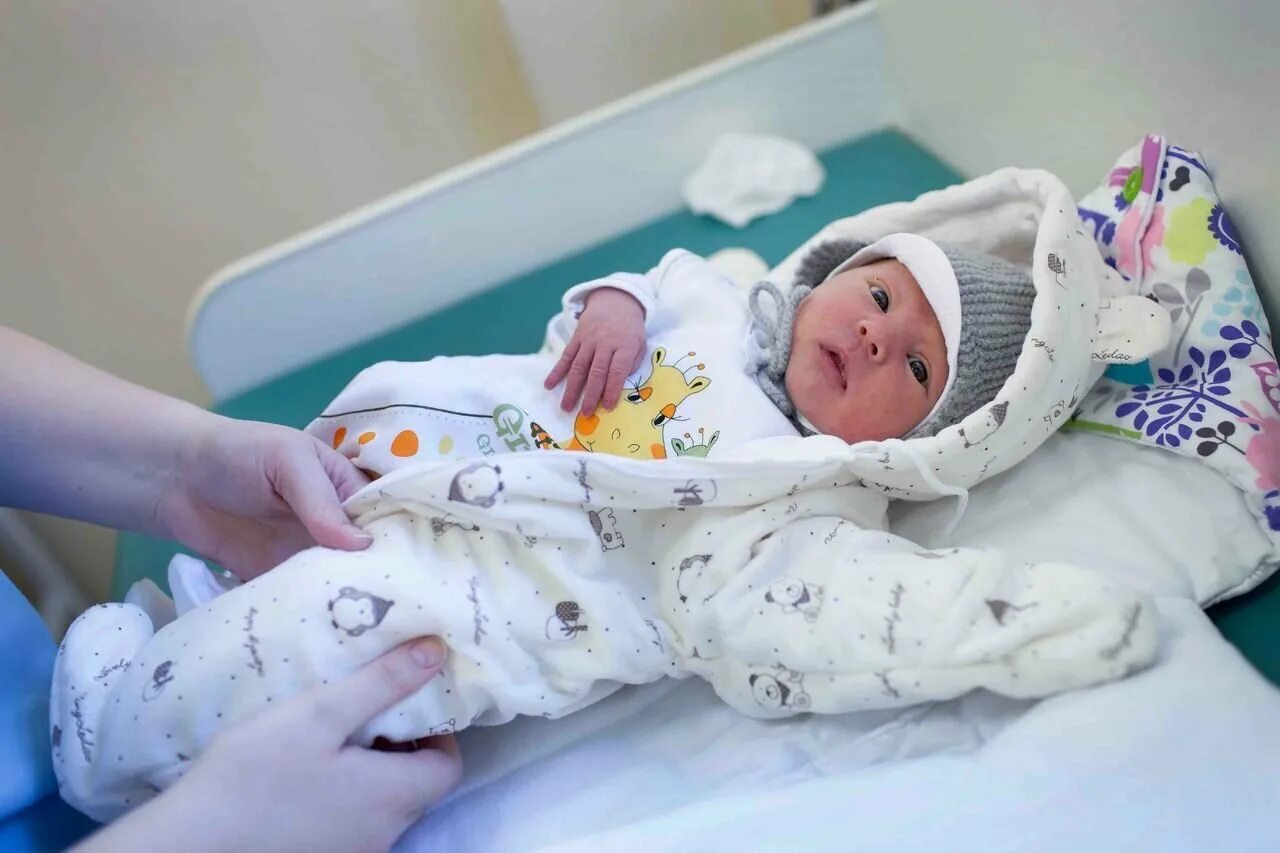 Выписка из роддома одеть малыша. Выписка из роддома зимой. выписка ребенка из роддома зимой. выписка новорожденного из роддома летом. во что одевать новорожденного.
