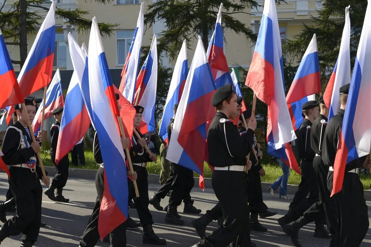 Флаг россии отметили. Военные праздники флаги. Фото Сочи день флага. Официальное мероприятие возле флага РФ. Картинки российский флаг на парадах и праздниках.