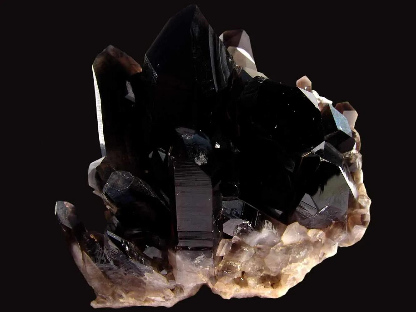 Самый черный минерал. Кварц Морион минерал. Морион черный кварц. Камень черный кварц Морион. Морион минерал Кристалл.