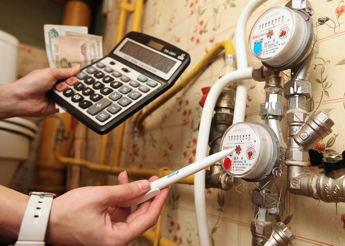 Счетчик холодной воды. Приборы учета воды. Коммунальные услуги жкх. Прибор учета коммунальных ресурсов. Счетчик учета воды.