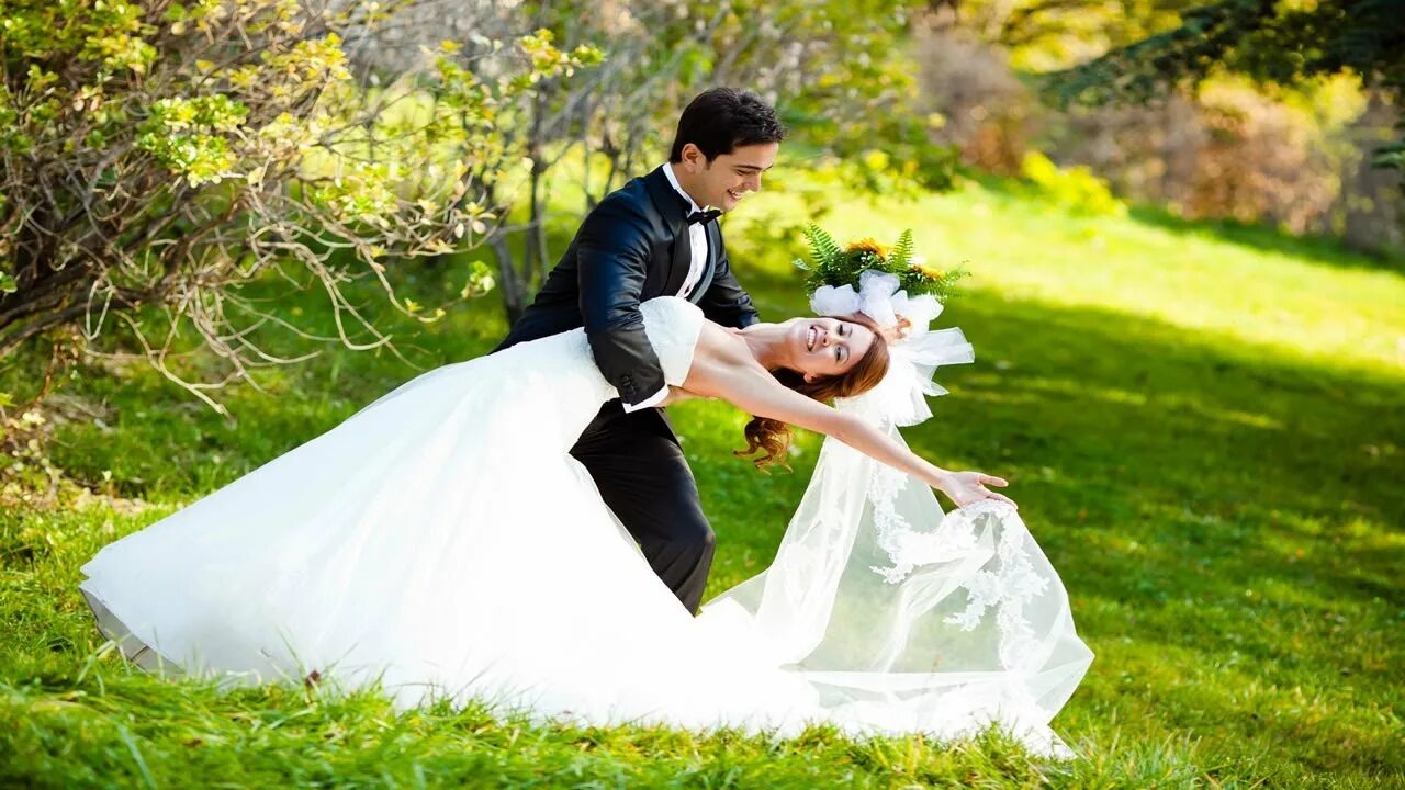 Молодожены. For your wedding. For your wedding. Свадьба. Картинка жених целует невесту.