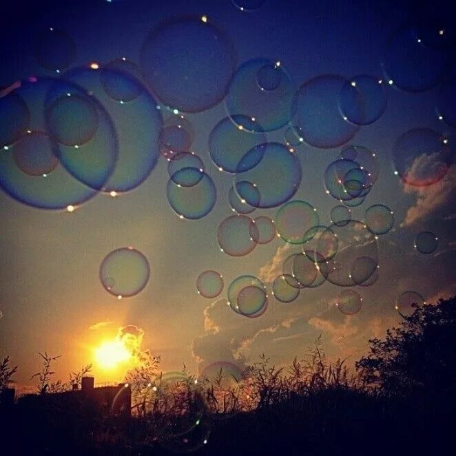 Мыльные пузыри. Мыльные пузыри Эстетика. Разноцветные мыльные пузыри. Мыльные пузыри в небе.