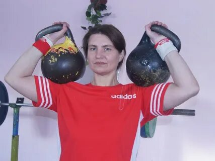 Жена гири