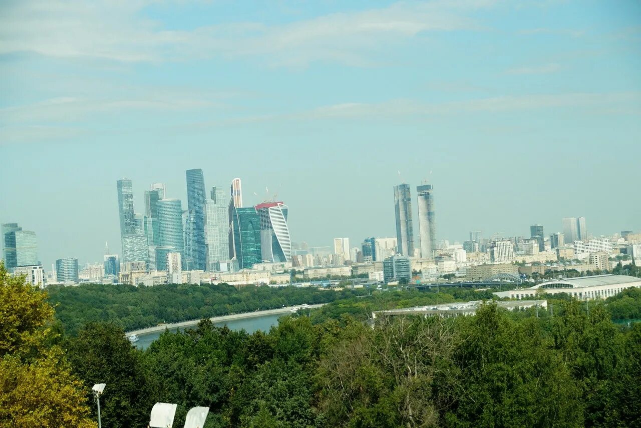 парк воробьевы горы москва. воробьевы горы сегодня. смотровая площадка воробьевы горы. воробьевы горы сегодня. воробьевы горы иллюминация.