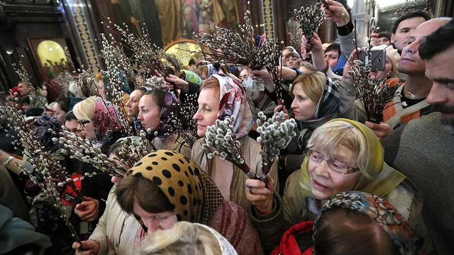 Православных 8 апреля. Пасхальная служба. Пасхальное богослужение. Освящение вербы в церкви. Верба Церковь.