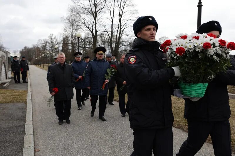 Пискаревское кладбище возложение венков. Возложение цветов на Пискаревском. Возложение цветов на Пискаревском кладбище. Возложение венков на Пискаревском кладбище 2023. Новости спб пискаревский