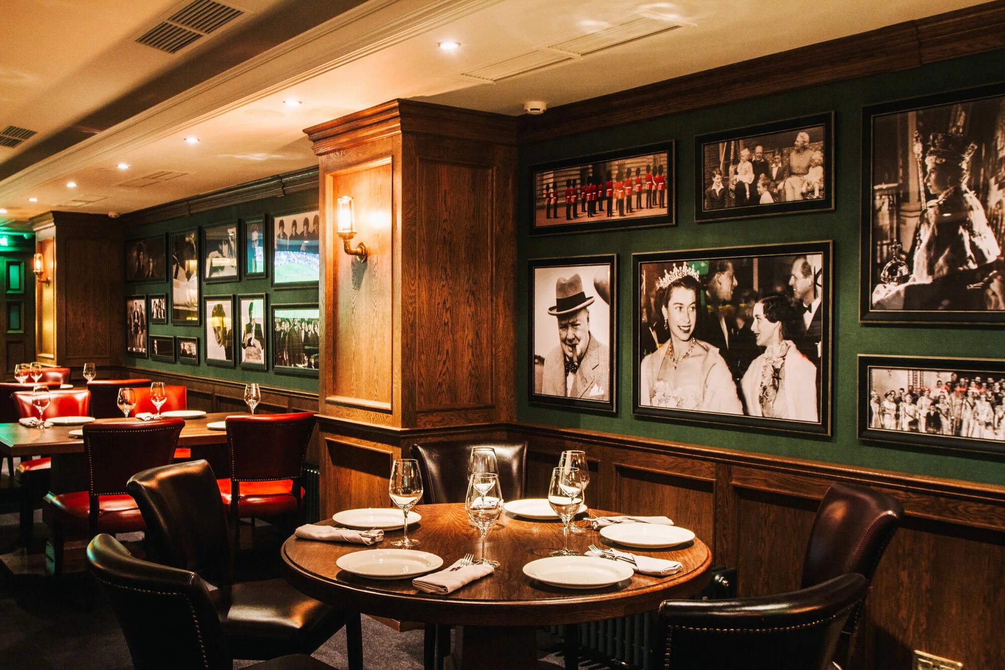 2 2 паб. Хангри фокс паб. the fox pub мичуринский. fox pub москва. паб мичуринский проспект.