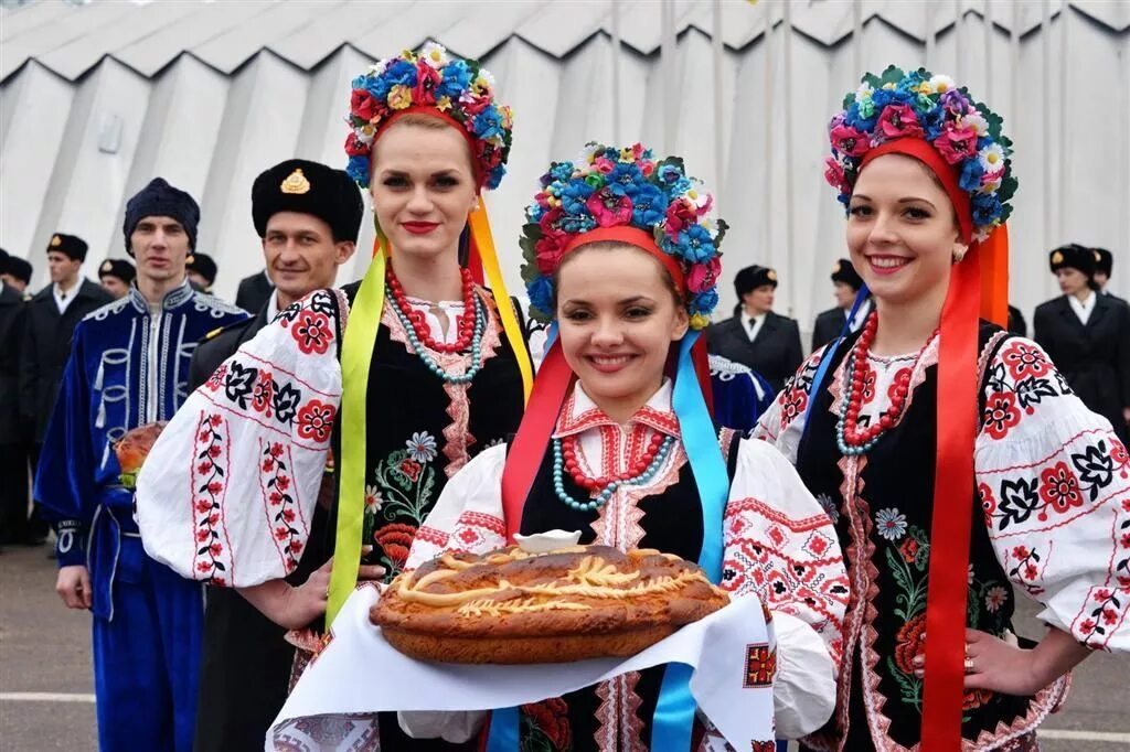 Фото на украинском. Украина народ. Украинки с хлебом солью. Хлеб соль. Украина хлеб соль.