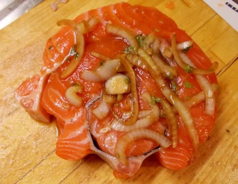 Форель маринованная в бруснике. Маринованная форель рецепты. Маринованная форель рецепты. Замариновать форель. Запечённая форель в духовке кусочками.