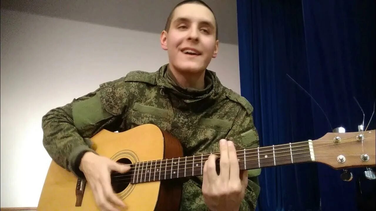 Гитара армейские песни видео. Раиль Арсланов. Arslan - Раиль Арсланов. Военный с гитарой. Солдат с гитарой.