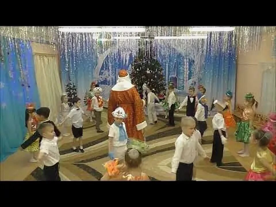 Санта клаус утренник. Дети водят хоровод вокруг елки. Дед мороз замораживает. Снег идет на пороге новый год. Хоровод с дедом морозом подготовительная группа.