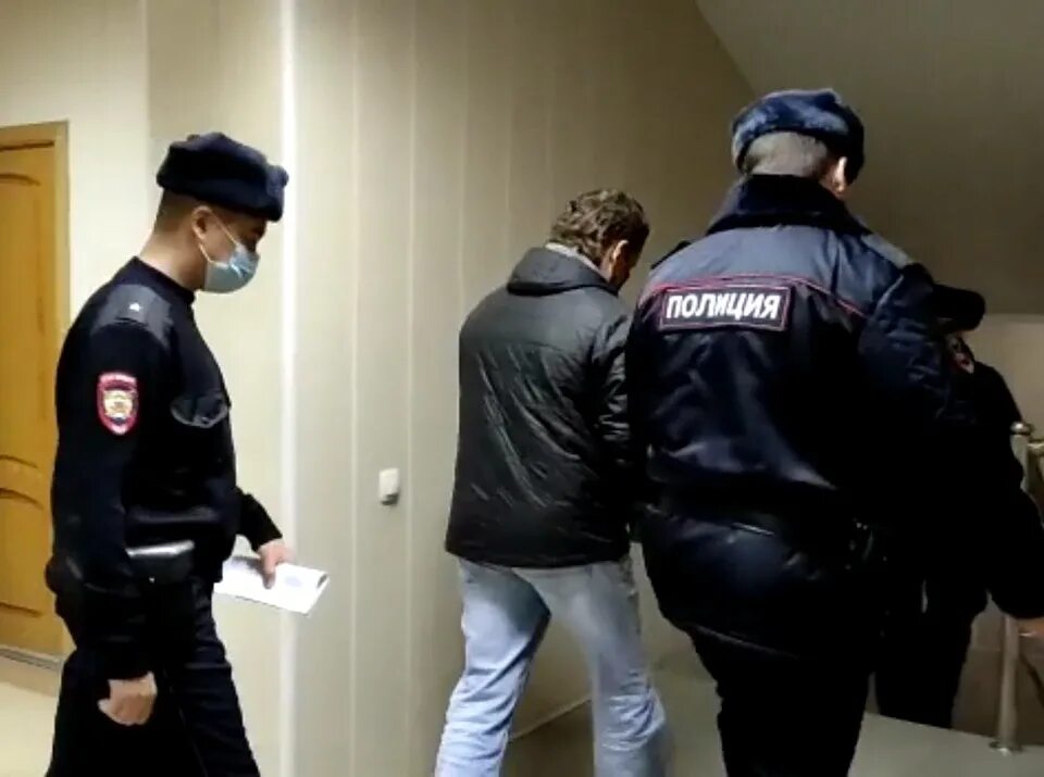 Директор челябинск аэропорт аэропорта. Начальник аэропорта челябинска. Следств комитет унеча. Директора шахты "листвяжная" сергея махракова. Задержали полицейского за взятку.