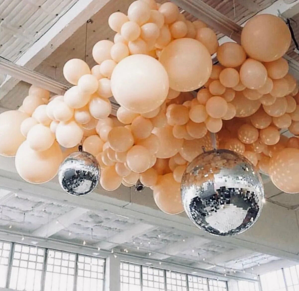 Большой воздушный шар из шаров. Украшение потолка шарами. Украсить потолок шарами. Воздушные шары на потолке. Украшение из шариков на потолке.
