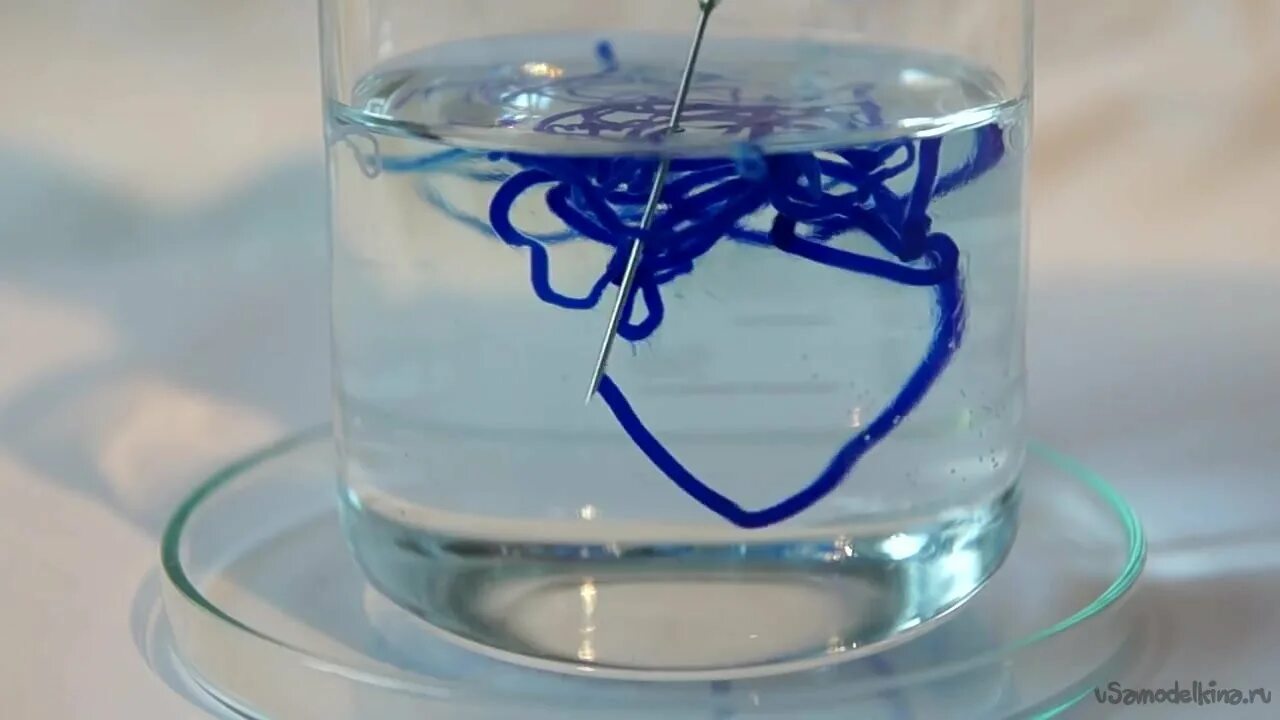 Лк-003 лучистые кристаллы "зеленый кристалл". Опыт синий. Опыты с йодом. Стакан с жидкостью. Эксперимент пробирки.