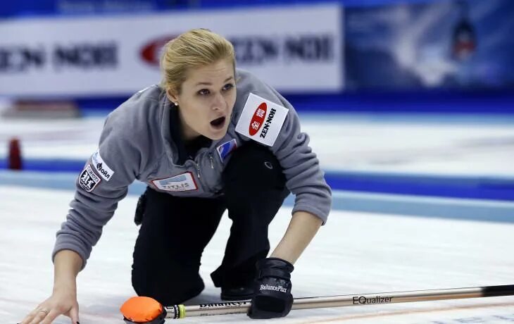 Скип в керлинге. Иркутская команда керлинг. Джина эйткин кёрлинг. Юлия портунова керлинг. Ботинки для керлинга.