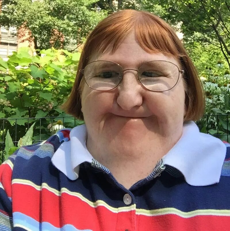 Некрасивый но умный. Лысый человек в очках. Некрасивый но умный. Девушка в очках ботан. Девочка в очках ботан.