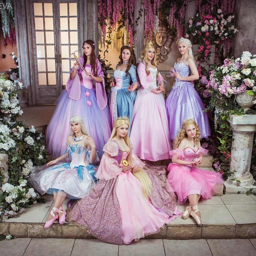 Цвет принцесс. Barbie: принцесса Рапунцель косплей. Платья для принцессы. Девушка в платье принцессы.