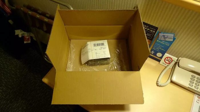 Что в коробке. Коробка прикол для подарка. Упаковка прикол. Упаковка подарка с юмором. Прикольная коробка упаковка.