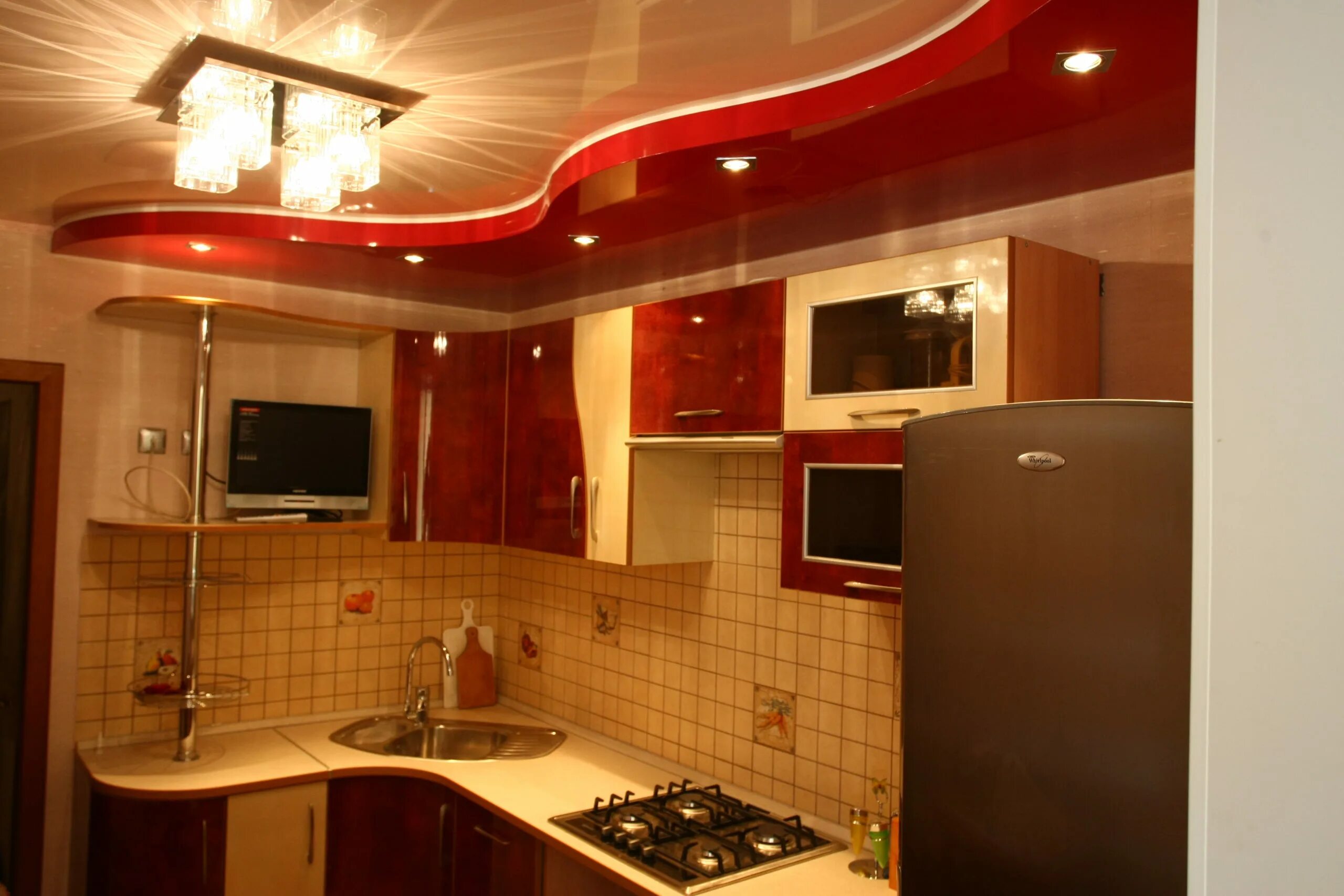 Натяжной потолок на кухне. Подвесной потолок на кухне. Двухуровневые натяжные потолки на кухне. Навесной потолок на кухне. Потолок кухня видео