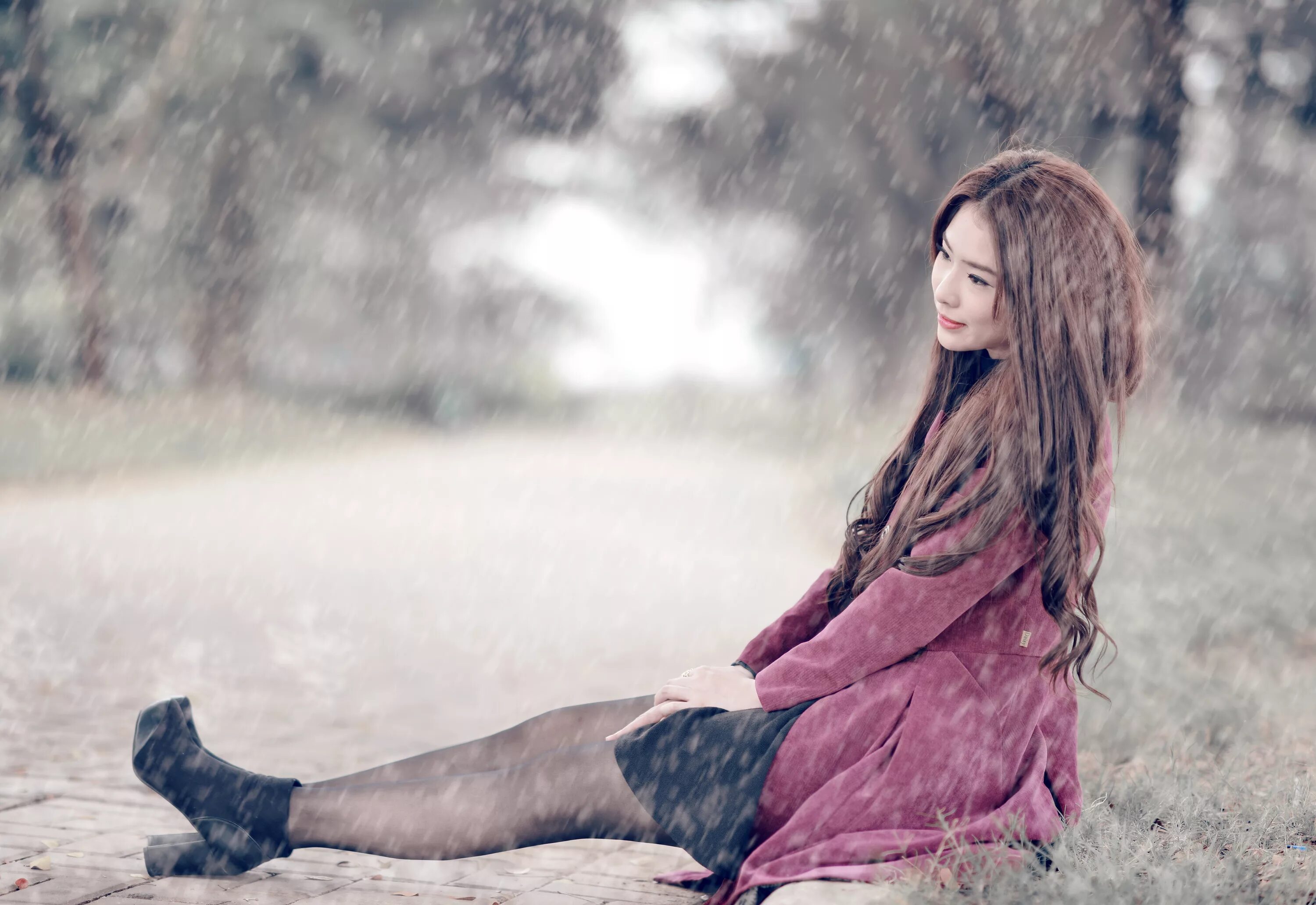Девушка дождь. Азиатские девушки. Слякоть девушка. Красивые кореянки под дождем.