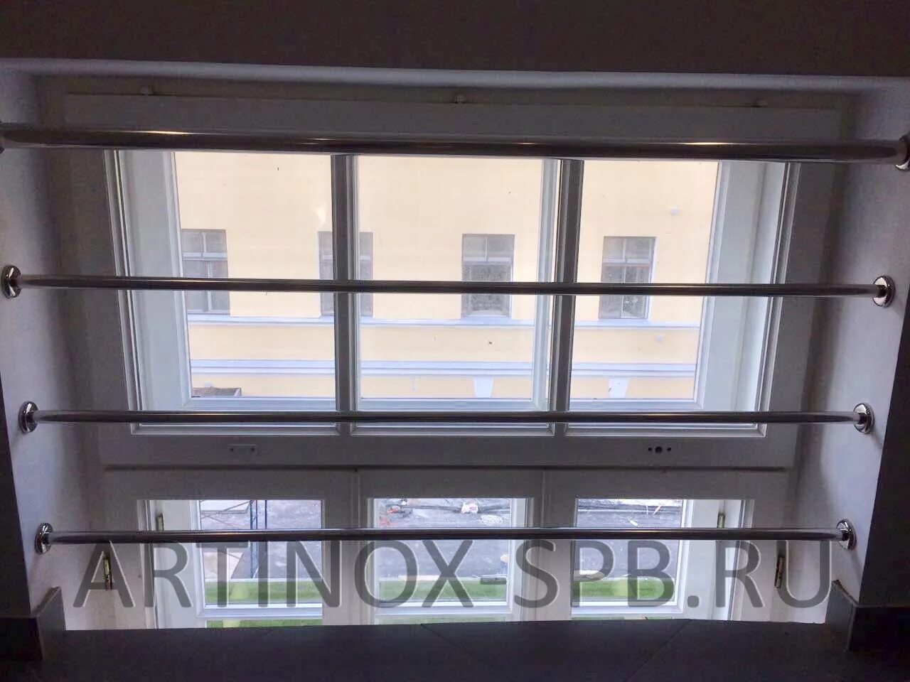 ограждение окон балкон. ограждения французских балконов алютех. перила нержавейка для окна. ограждения для окон из нержавейки. ограждения на окна из металла.