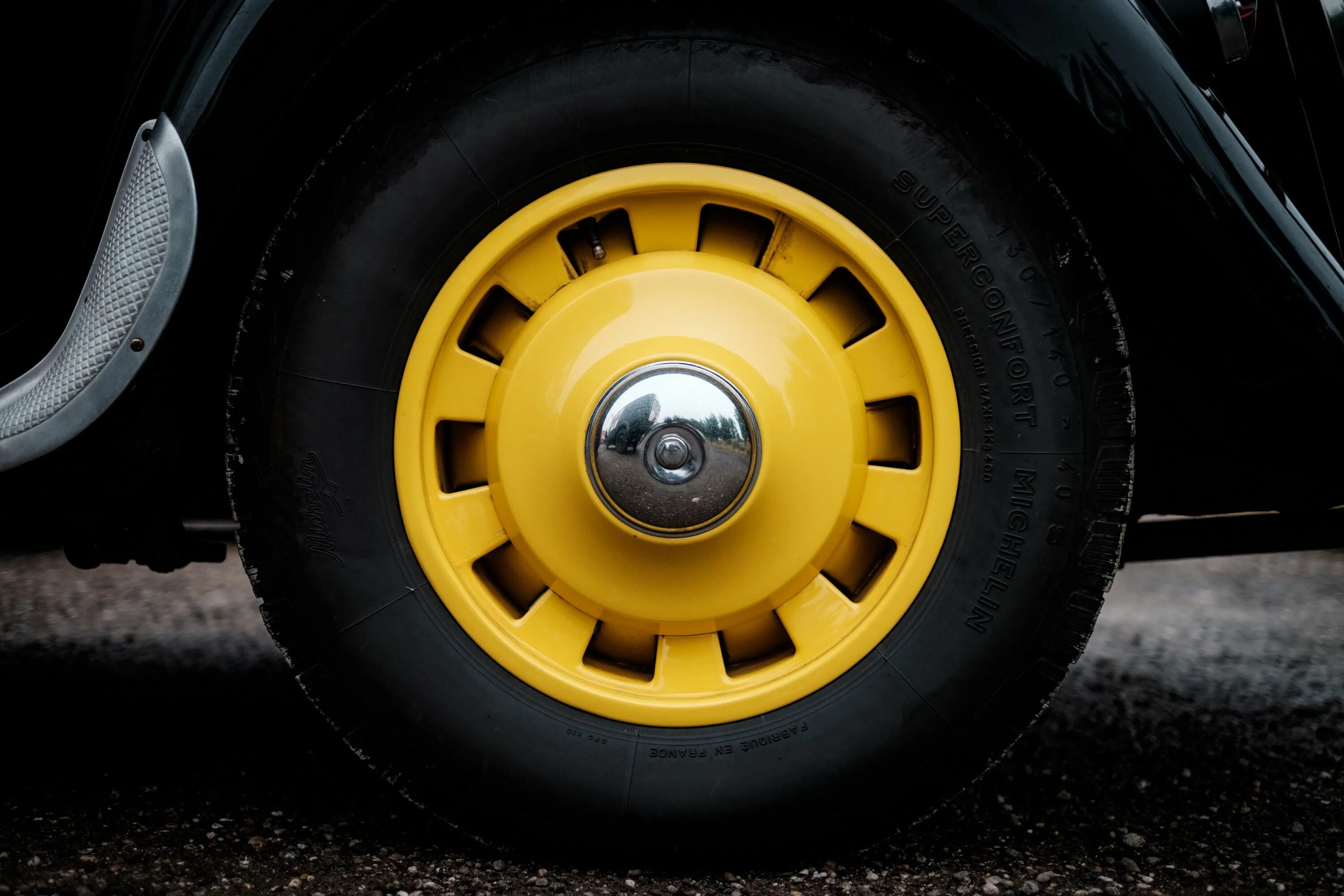 Веселые колеса 6. Колесо автомобиля. Машинное колесо. Колесо от машины. Колесо с желтым диском.