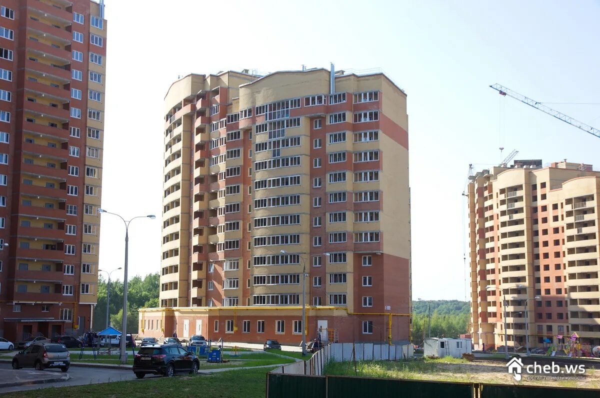 Квартиры университет. Чебоксары ул академика миначева. Улица миначева 21 чебоксары. Красные дома на университете. Квартиры университет.