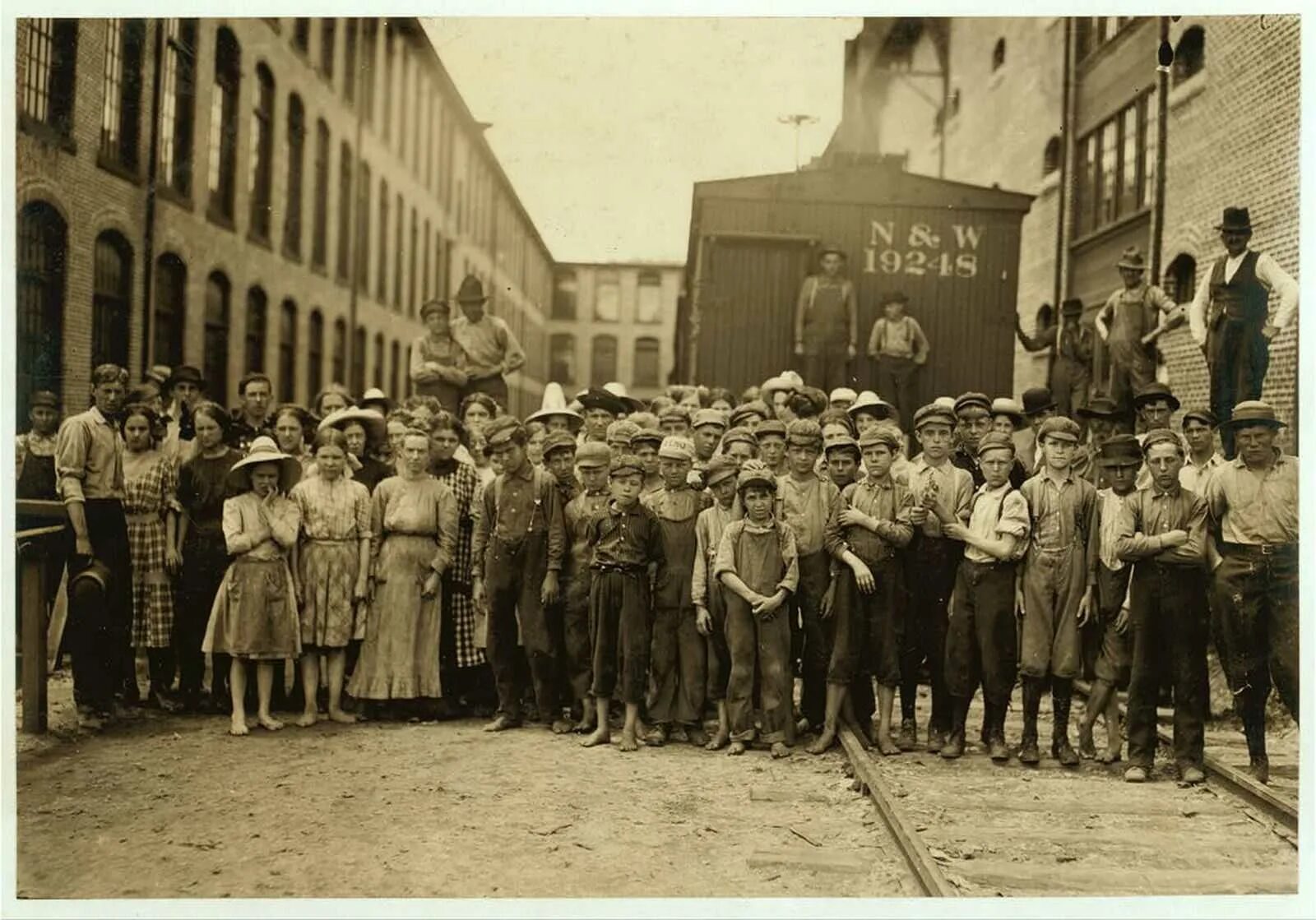 Детский труд в США 1900 годы. Детский труд в США 20 век. Работницы на ткацкой фабрике 19 век Англия. Детский труд в Англии в начале 20 века.