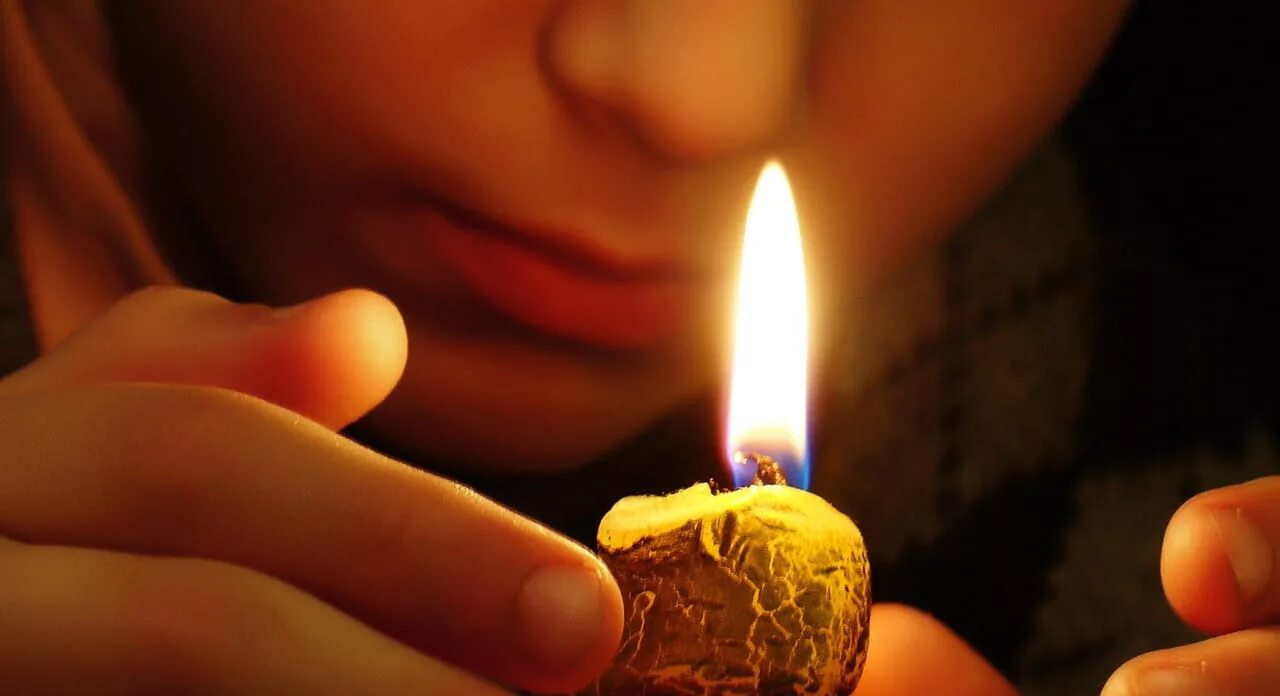 чистка квартиры свечкой. комната освещенная свечами. церковные свечи. свечи для очистки квартиры. очищение свечой от негатива.