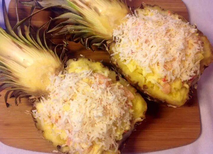 Креветки в ананасе. Салат с ананасом. Креветки в ананасе. Блюда в ананасе в духовке. Ананас фаршированный креветками.