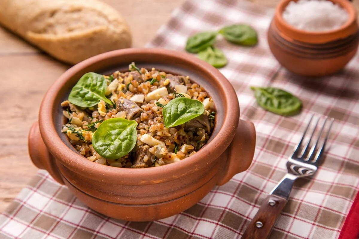 Гречка по-купечески в горшочках. Гречка с потрошками в горшочках в духовке. Каша с овощами. Гречневая каша.