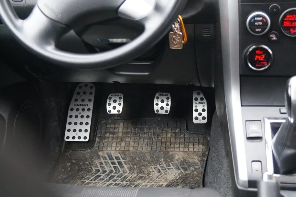 Сузуки витара педали. Евроавто накладка на педали сцепления сузуки sx4. Накладки в салон сузуки витара. Педальный узел сузуки джимни. Сузуки витара педали.
