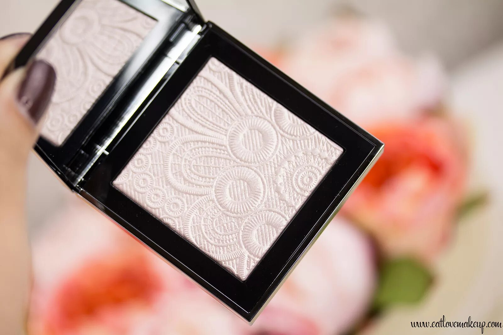Burberry хайлайтер 01 white свотчи. Burberry fresh glow highlighter. Burberry хайлайтер fresh glow. Burberry fresh glow foundation. Burberry rose gold хайлайтер.