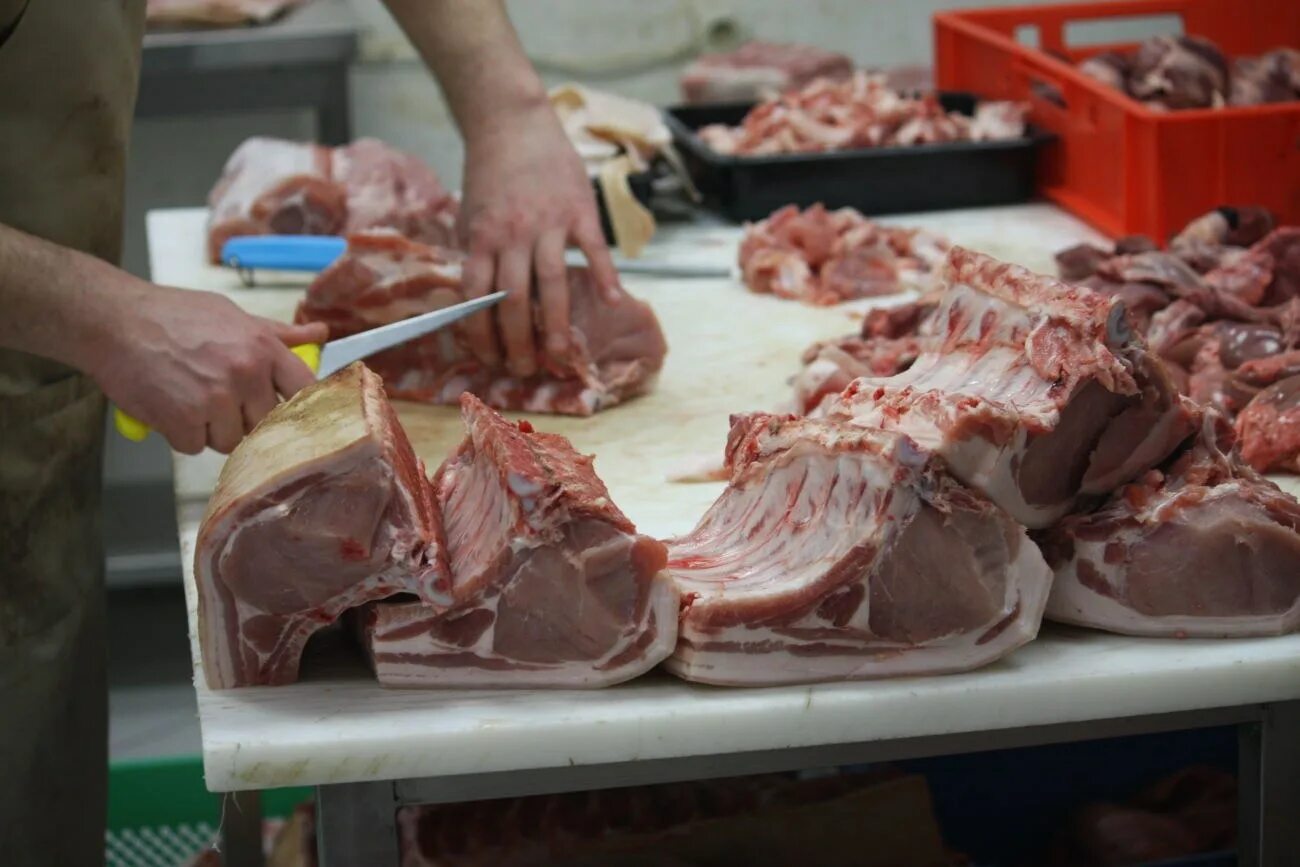 Нож для жиловки мяса. Обвалка мяса говядины. Обвальщик и жиловщик мяса. Обвальщик и жиловщик мяса. Обвалка мяса говядины.