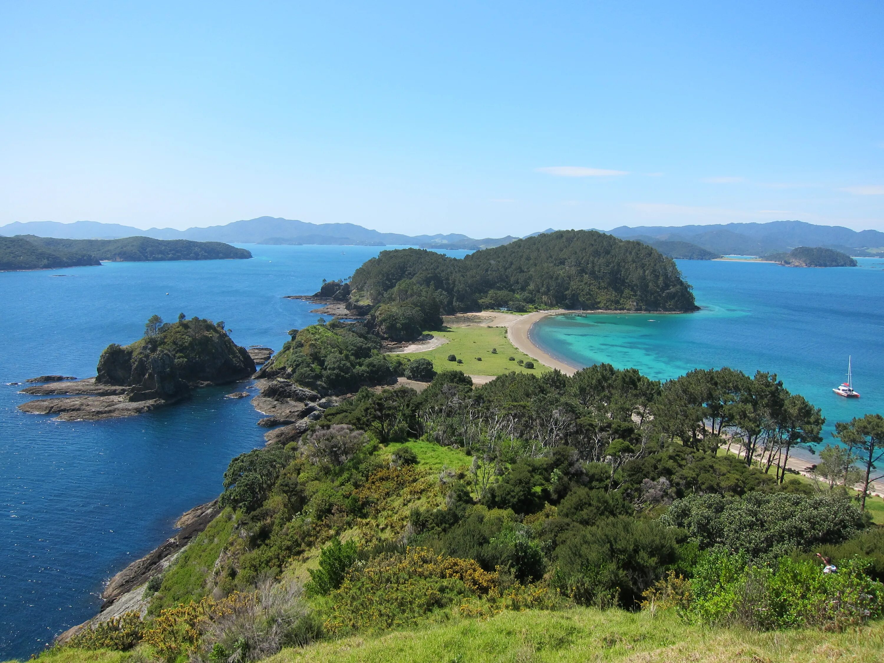 Two large islands. Бухта островов новая Зеландия. Залив Бей-оф-Айлендс, новая Зеландия. Оклендские острова новая Зеландия. Бэй-оф-Айлендз (залив островов.