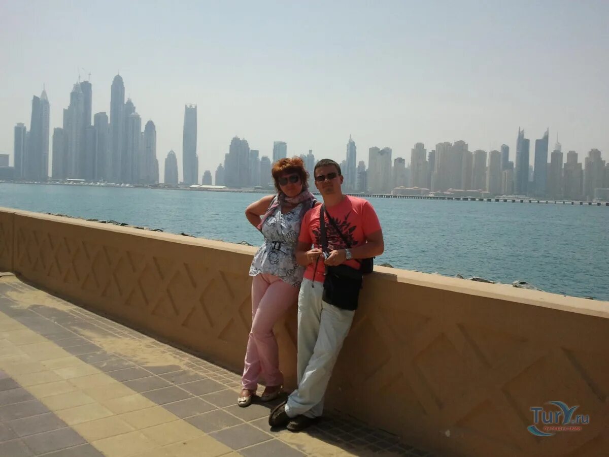 Жить в дубае русским. Туристы в Дубае. Русские туристы в Дубае. Дубай люди на улицах. Дубай фото туристов.