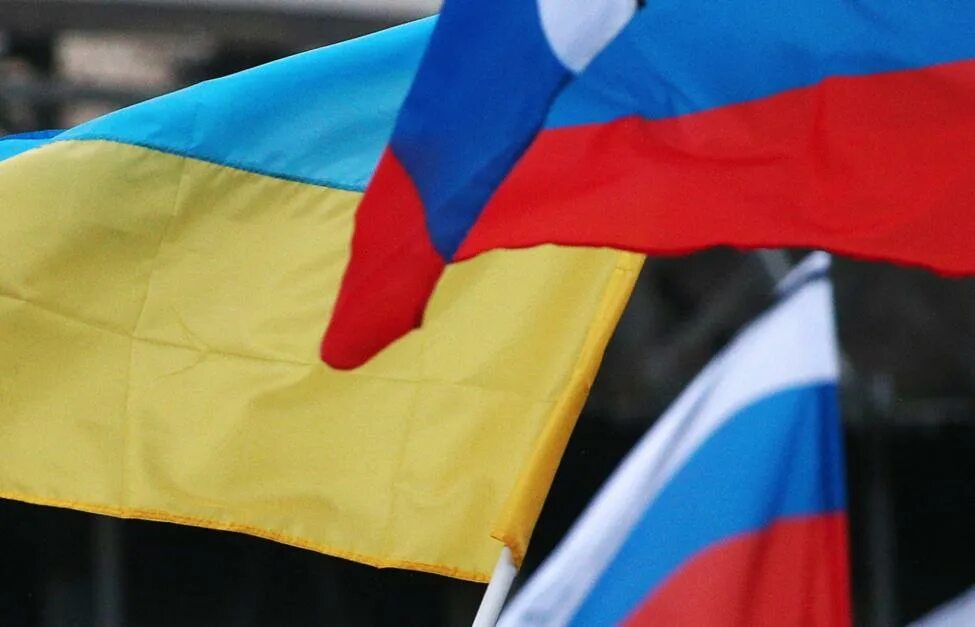 Украинские и российские. Флаг украины. Украинский и российский флаг. Украинские и российские. Украинские и российские.