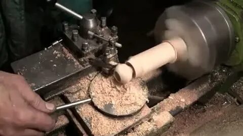 На токарном станке выполняют детали