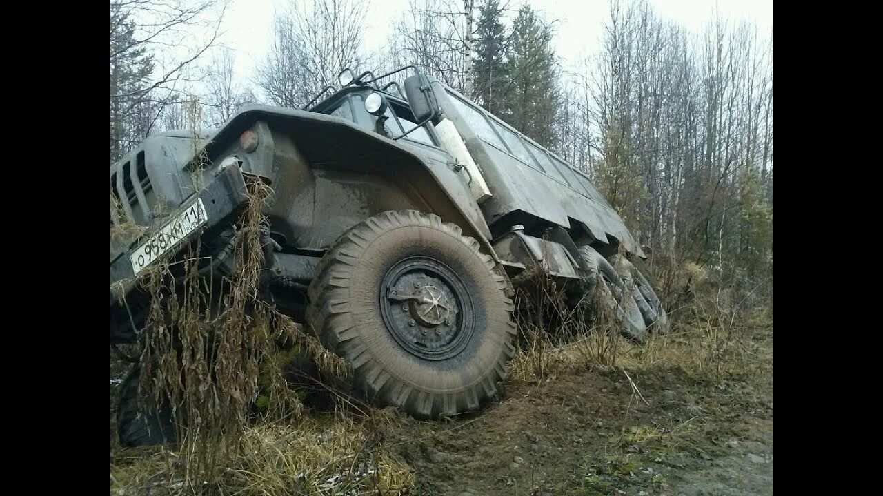 Урал камаз работа. Грузовик урал на бездорожье. вездеходы севера бездорожья. камаз на гусеницах по бездорожью.