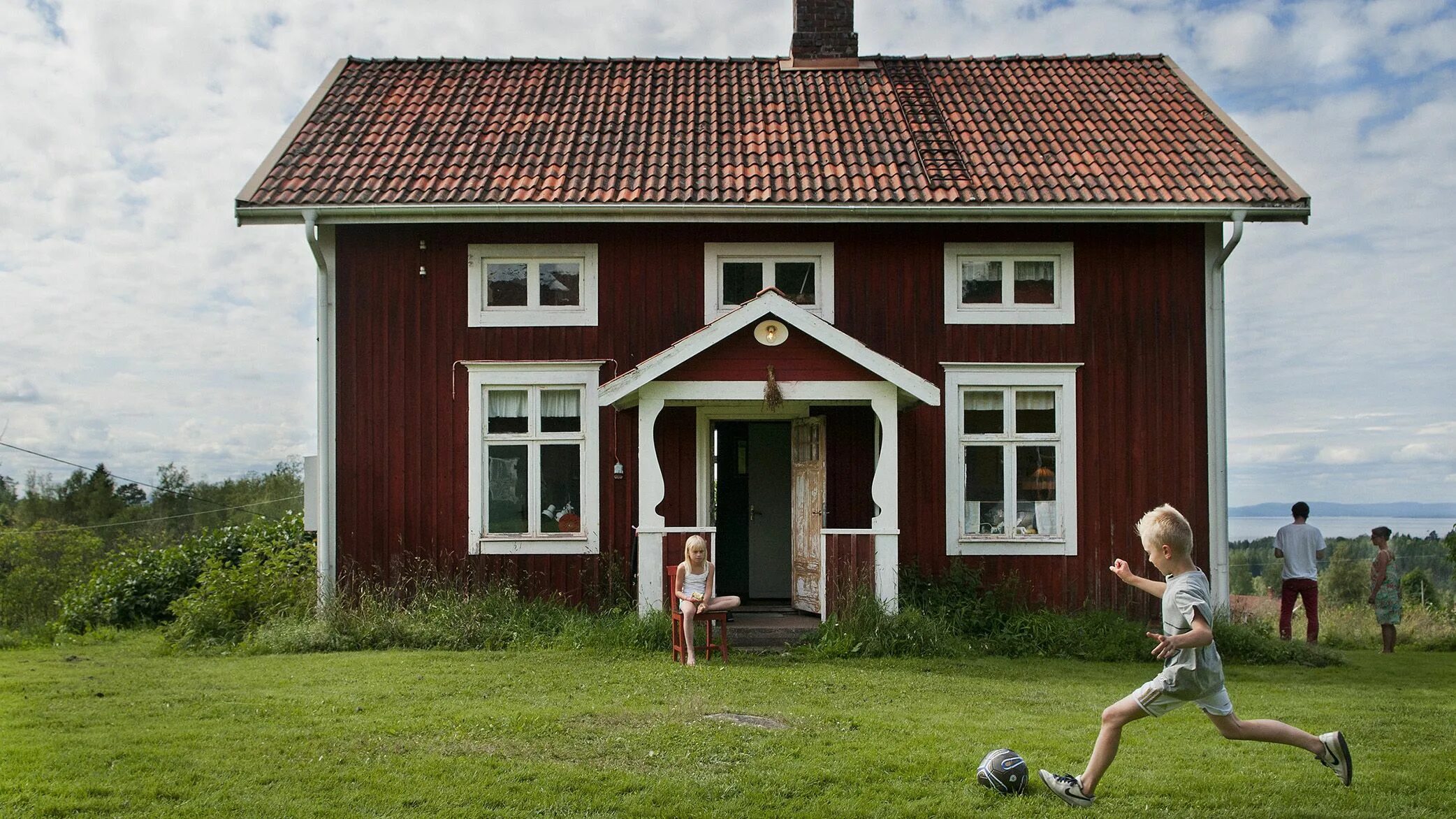 Убедила оставить дома. Шведский домик. Домик в Швеции. Традиционные шведские дома. Красный дом в шведском стиле.