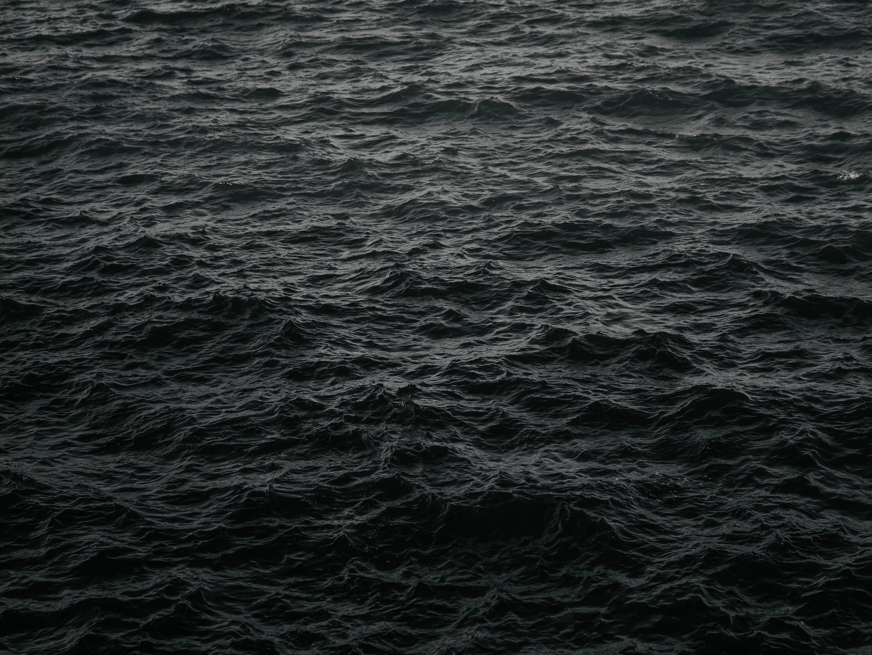 Текст черные волны. Черные волны. Текстура волны. Черная вода. Темное море.
