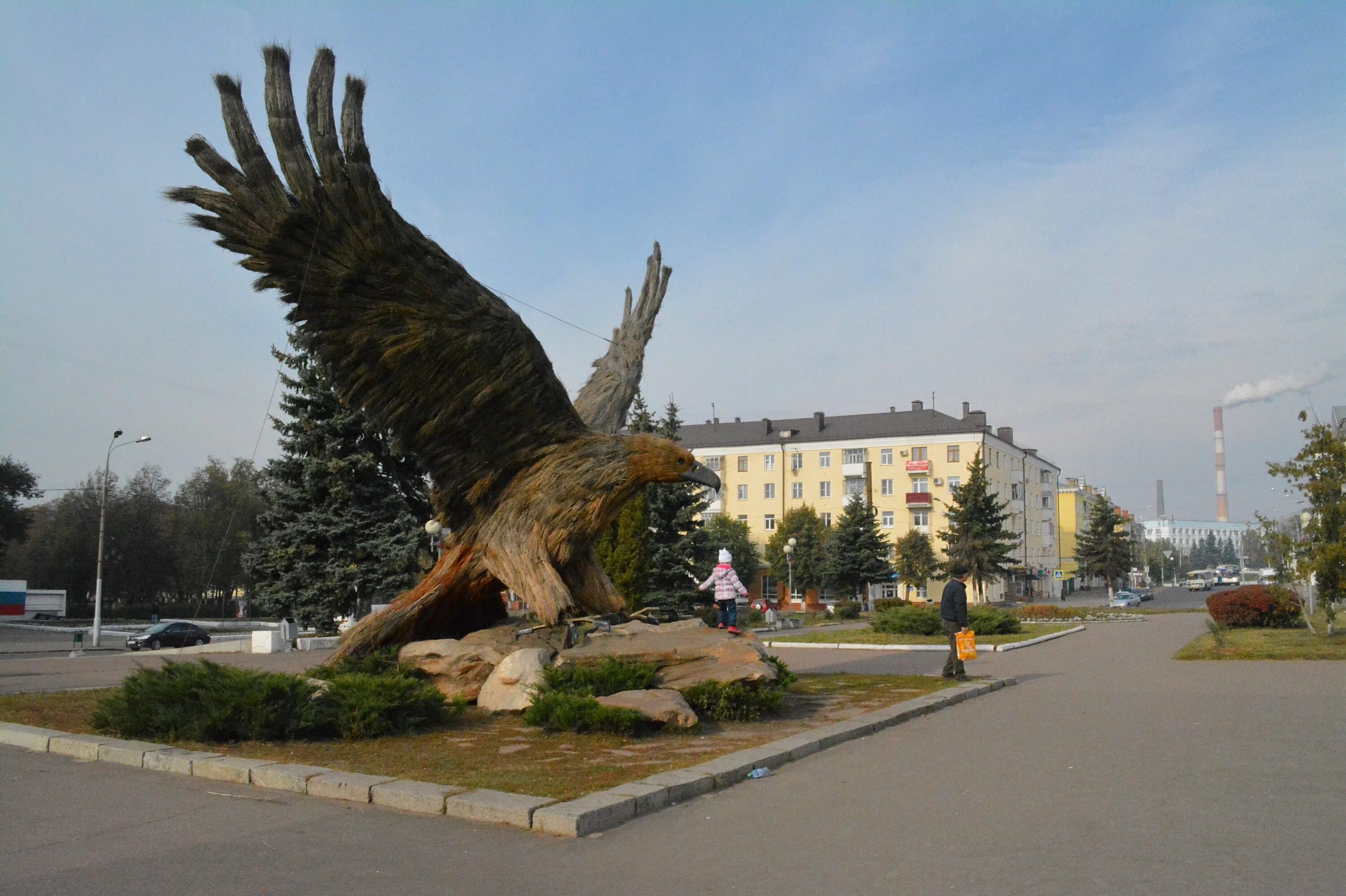 Россия 1 город орел. Памятники города орла. Орел в городе Орел. Город Орел скульптура "Орел-основатель".