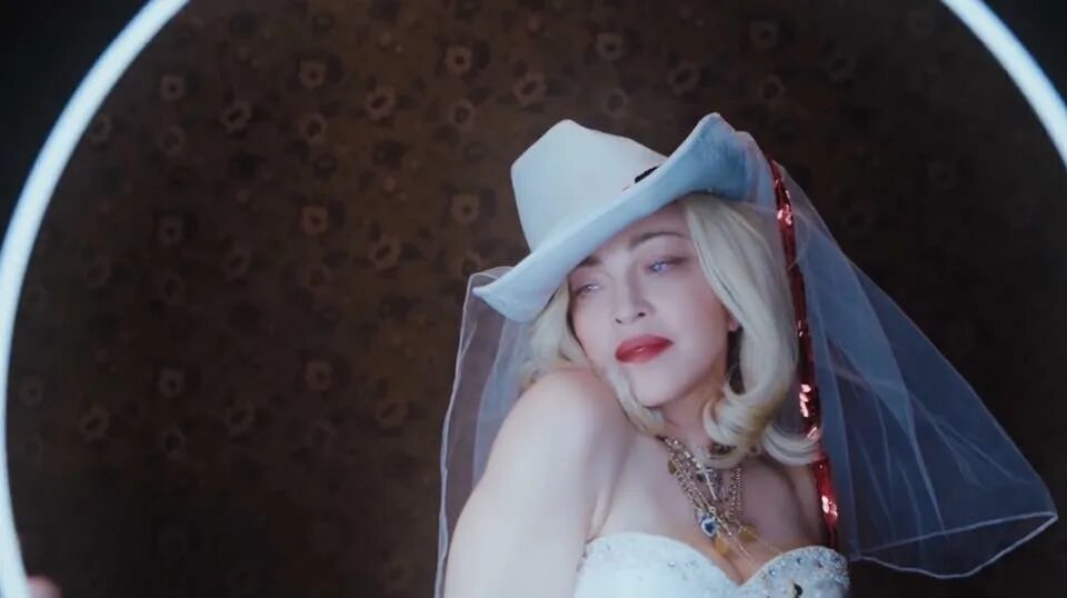 Кого называют мадам. Мадонна мадам Икс. Madonna Madame x album. Мадонна новая песня 2022. Тур Мадонны леди Икс.