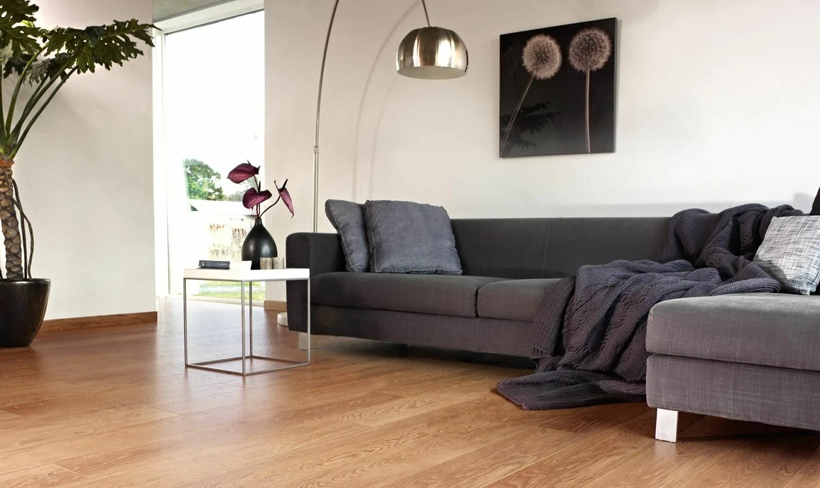 Серый пол в интерьере. Ламинат в интерьере. Kahrs linnea living дуб сахар. Ламинат цвета. Красивый деревянный пол.