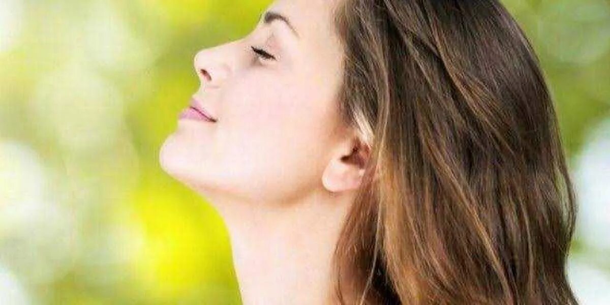 Женский подбородок. Женская шея. Держит девушку за подбородок. Жест раздумья. Трогать подбородок.