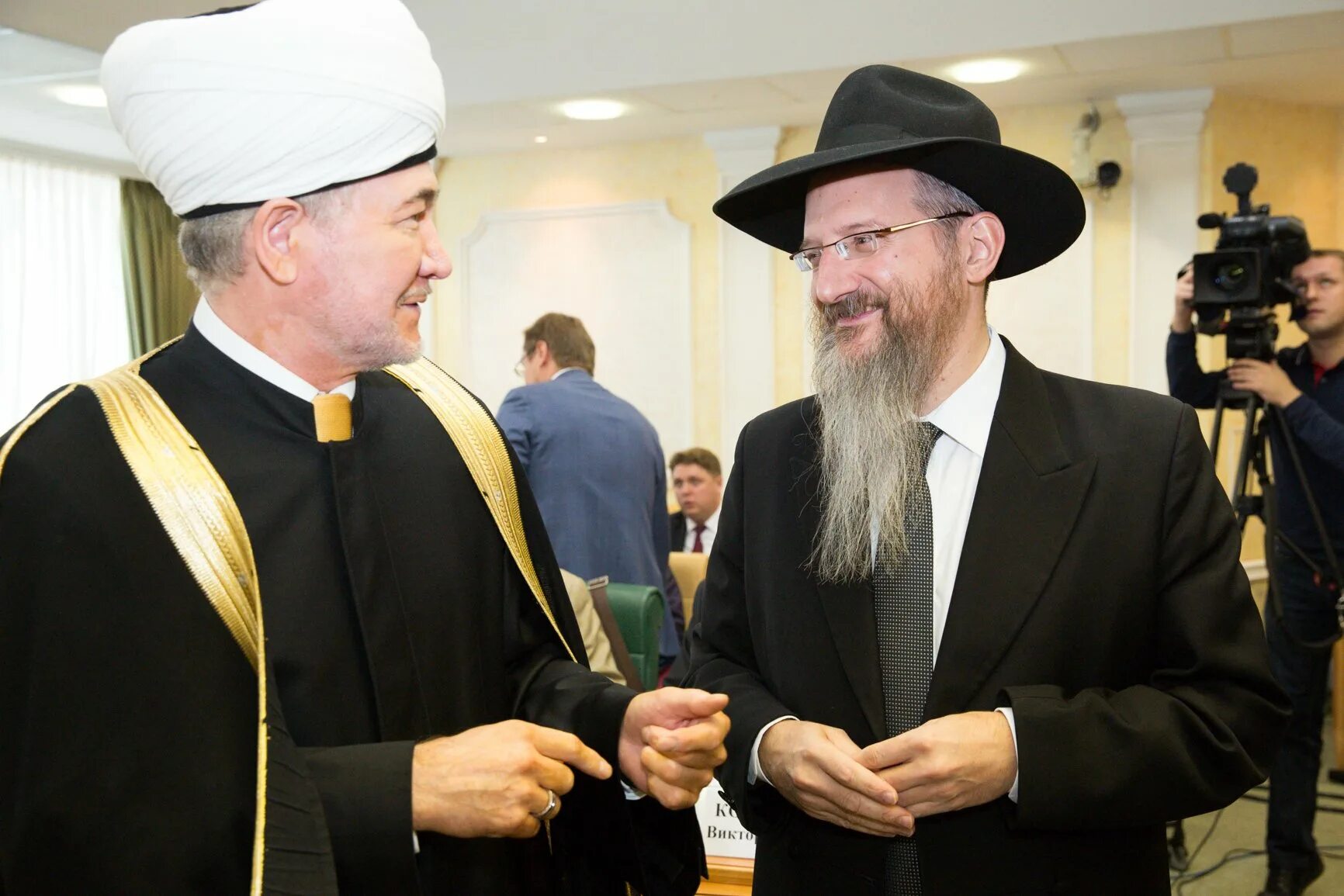 Имам еврей. Европейские евреи. Имам еврей. Еврейский имам. Синагога равина иудея.