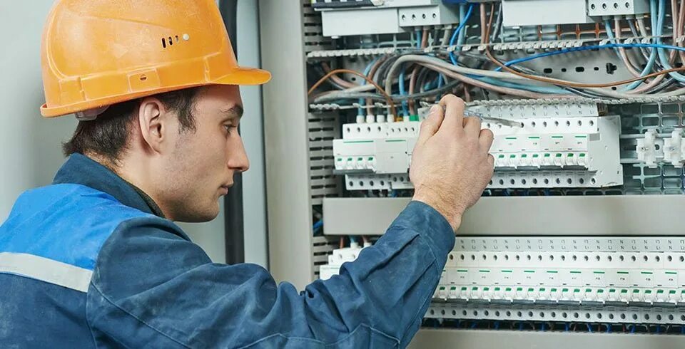 Engineer solutions. Мастер по ремонту электрооборудования. Порядок ремонта электрооборудования. Электрик стоковые фото. Электрика стоковое фото.